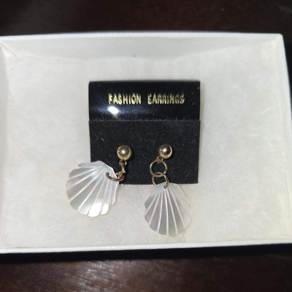 Small Fashion Seashell 🐚Earrings NEW